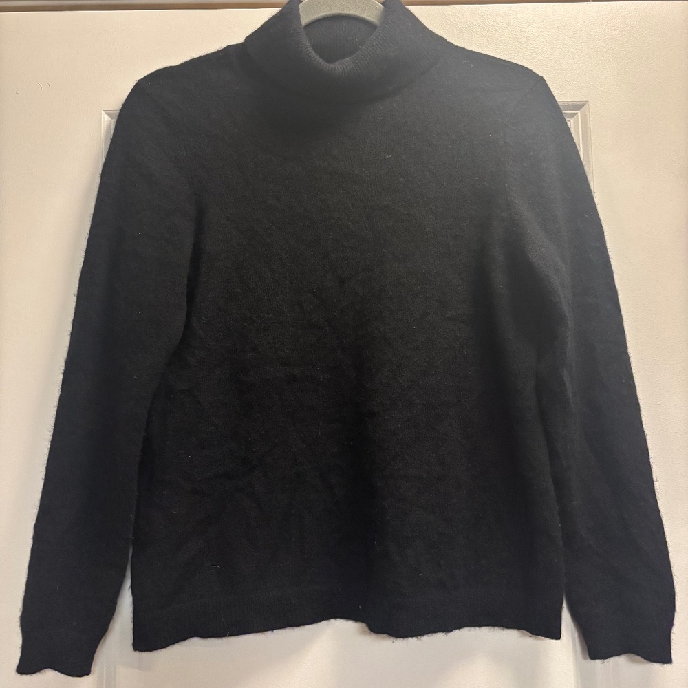 Black 100% cashmere turtle neck sweater, size Womens petit Large